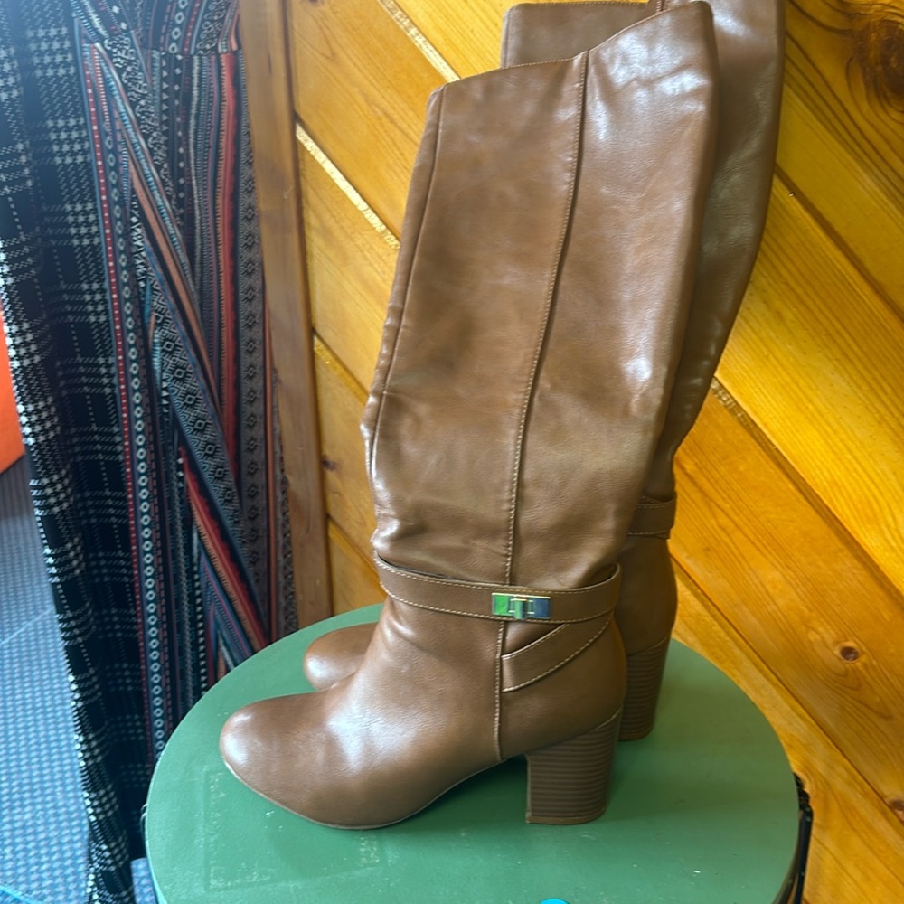 Knee high heeled boots